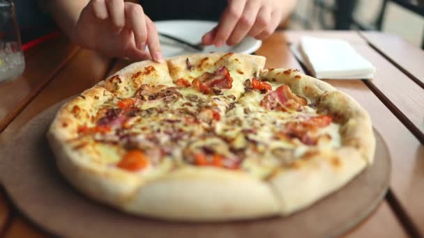 Primer Plano Mano Femenina Cortar Una Rebanada Pizza Plato Café — Vídeos de Stock
