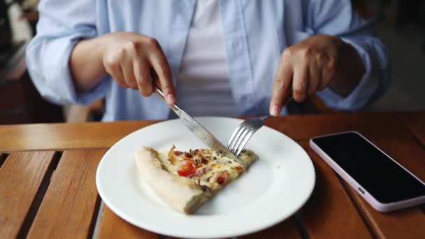 Primer Plano Mano Femenina Cortar Una Rebanada Pizza Plato Café — Vídeos de Stock