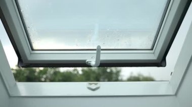 Yağmur sırasında pencerenin penceresinden düşen yağmur damlalarının görüntüsünü kapat. Tam HD görüntüler