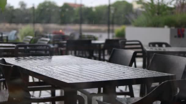 Czarne Stoły Krzesła Restauracji Ulicznej Ulewnym Deszczu Tle — Wideo stockowe
