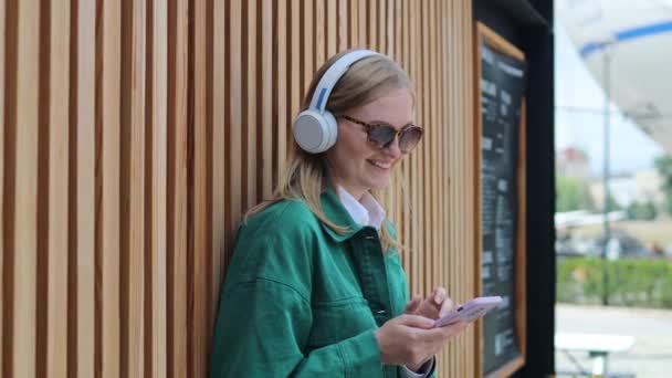 Funny Young Blonde 30S Woman Casual Green Jacket Eyeglasses Wood — Vídeos de Stock