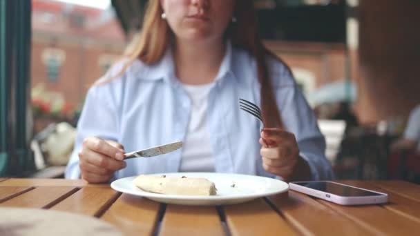 Primer Plano Mano Femenina Cortar Una Rebanada Pizza Plato Café — Vídeos de Stock