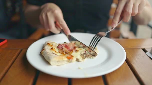 Primer Plano Mano Femenina Cortar Una Rebanada Pizza Plato Café — Vídeos de Stock