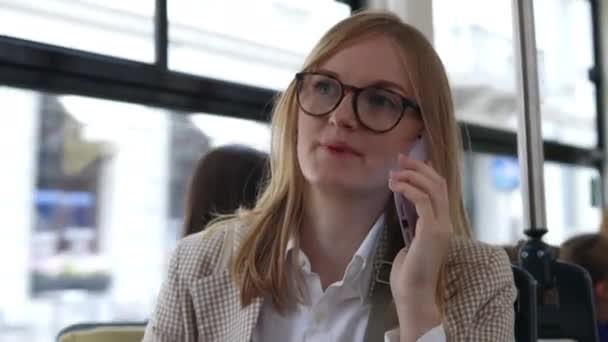 Kobieta Rozmawiająca Przez Telefon Rozmawiająca Podczas Jazdy Pociągiem Wysokiej Jakości — Wideo stockowe