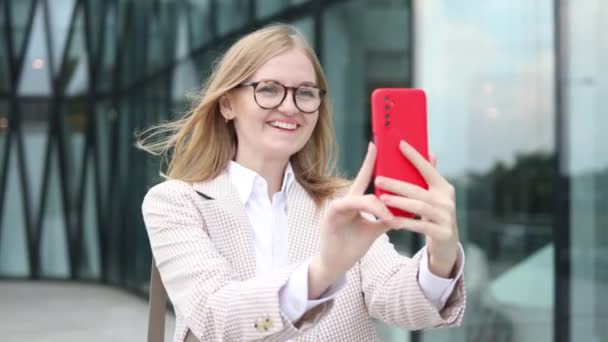 Güzel Mutlu Genç Bir Kız Gülümseyen Bir Telefon Görüşmesi Yapıyor — Stok video