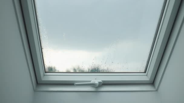 Nahaufnahme Fallender Regentropfen Aus Dem Fensterrahmen Des Dachfensters Bei Regen — Stockvideo