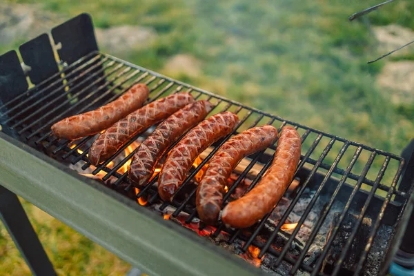 Griller Les Saucisses Sur Barbecue Concentration Sélective — Photo