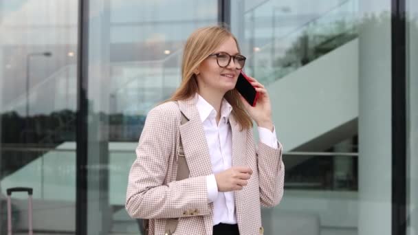 Successful Businesswoman Talking Her Cell Phone City Center Business Woman — Vídeo de Stock