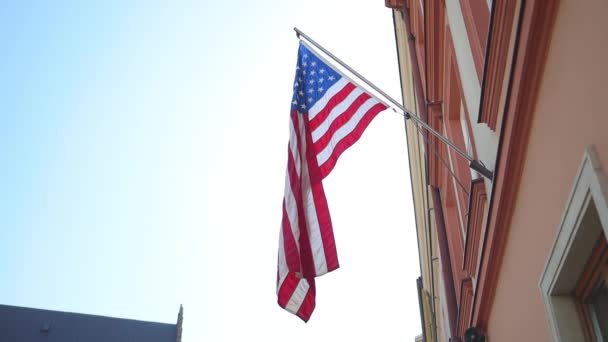 Bandeira Vibrante Dos Estados Unidos América Lisonjeiro Com Edifício Moderno — Vídeo de Stock