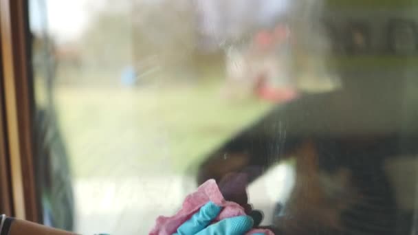 Womans Hand Blue Rubber Gloves Wipes Window Glass Dry Rag — Stockvideo