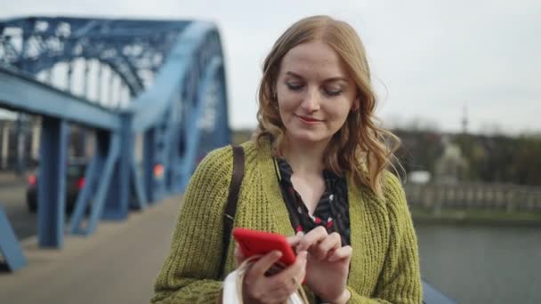 Citra Close Dari Tangan Perempuan Menggunakan Telepon Jalan — Stok Video