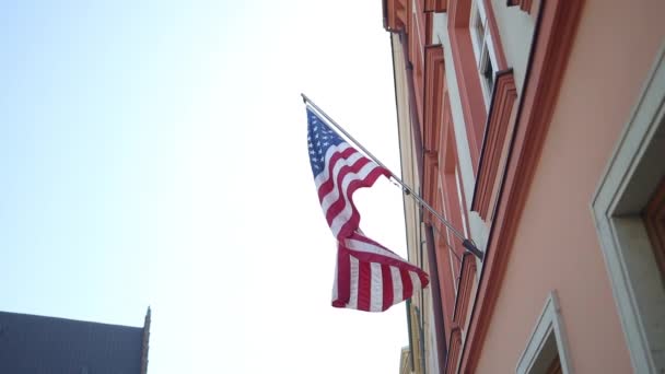 Vibrant Flag United States America Flattering Modern Building Background — Vídeo de stock