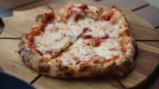 Pizza Kawałek Pizzy Dłoni Wysokiej Jakości Materiał — Wideo stockowe