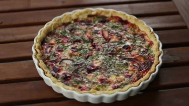 Tahta arka planda ıspanaklı ve beyaz peynirli ev yapımı sağlıklı sebze turtası. Yüksek kalite 4k görüntü