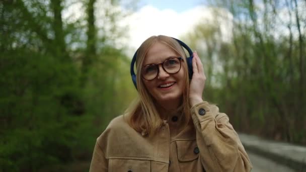 Beautiful 20S Woman Blonde Hair Listens Music Uses Mobile Phone — Video