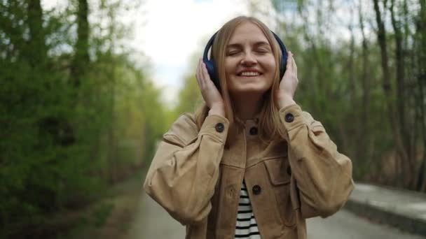 Smiling Young Girl Phone Enjoying Listening Music Turning Walking Street — Stock videók