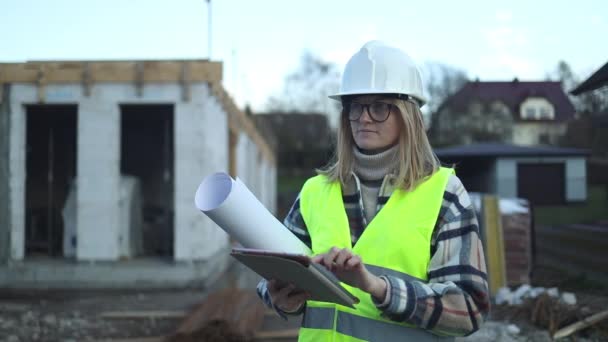 30年代的白人女工程师穿着制服和安全帽 接受检查 并用石碑检查建筑 工业概念 Business Building Industry People Concept — 图库视频影像