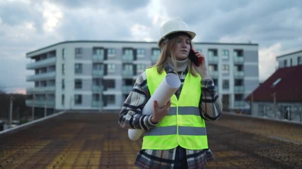 Ingenieur Vrouw Beschermend Uniform Masker Praten Telefoon Met Documenten Stellen — Stockvideo