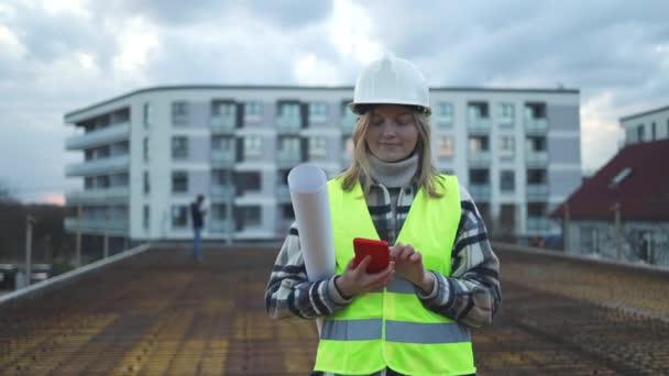 Caucasian 30S Engineer Woman Wearing Uniform Safety Helmet Inspection Checking — Αρχείο Βίντεο
