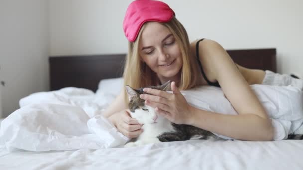 Kadın Evdeki Yatakta Ellerinin Arasında Kediye Sarılıyor Evde Kal Kendine — Stok video