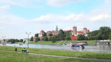 Wawel Şatosu Krakow 'daki Vistula Nehri' nde.