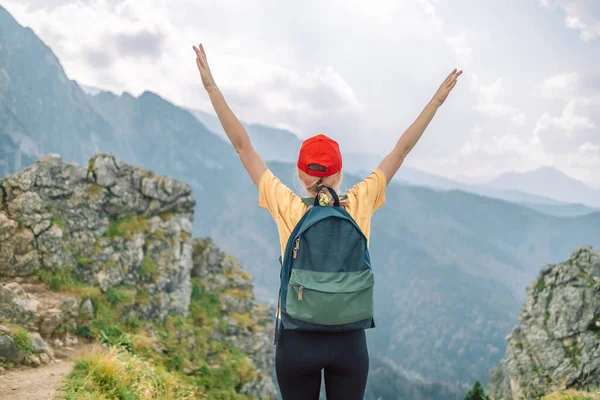 Powrót Widok Wolność Dziewczyna Turysta Plecakiem Rękami Górze Górach Podróże — Zdjęcie stockowe