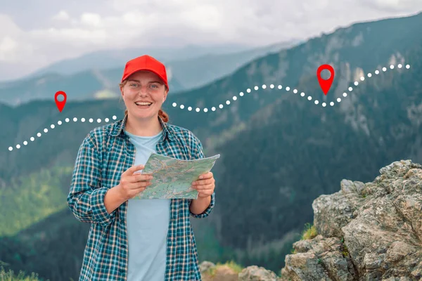Mulher Viajante Sorriso Ativo Chapéu Vermelho Com Mapa Topográfico Durante — Fotografia de Stock