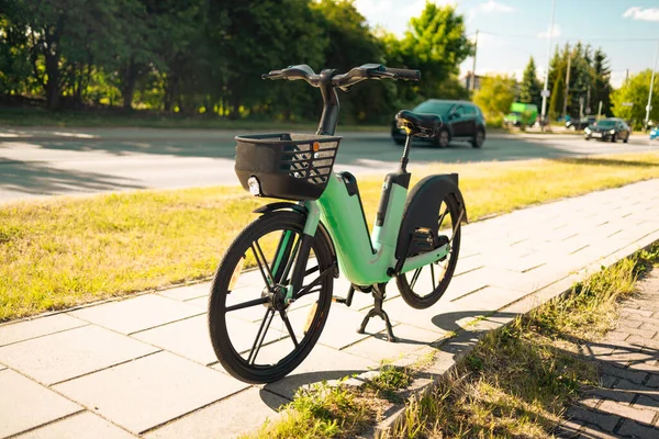巴黎街头运输绿色混合动力自行车 并以电子形式支付环城旅行的费用 这些混合动力自行车排在租车网络停车场上 等待骑自行车的人骑自行车旅行 — 图库照片