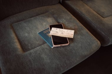 Krakow, Polonya, 31 Mayıs 2022: Ukrayna pasaportu ve yüksek hızlı bir trende bir bilet