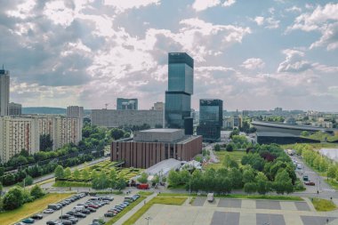 Gündüz vakti modern gökdelen ve yeşil doğa ağaçları olan Varşova şehri, Polonya. 