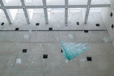 KATOWICE, POLAND - 31 Mayıs 2022 Yeraltı Sergisi. Bir yaşam ağacı şeklinde cam figürler. Katowice 'deki Silezya Müzesi kompleksi. Polonya. Avrupa 