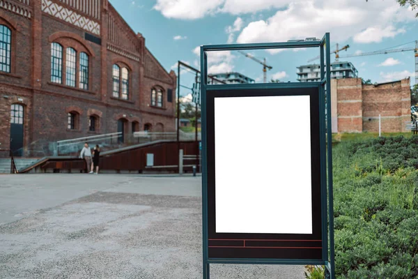 Şehir Caddesinde Boş Beyaz Reklam Afişi Modelle Yüksek Kalite Fotoğraf — Stok fotoğraf