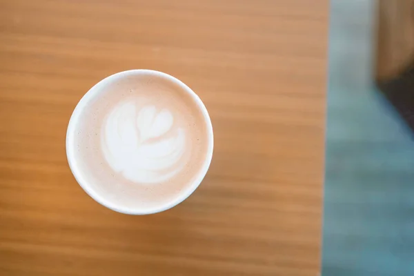 Draufsicht Auf Pappbecher Cappuccino Mit Latte Art Auf Holztisch Café — Stockfoto