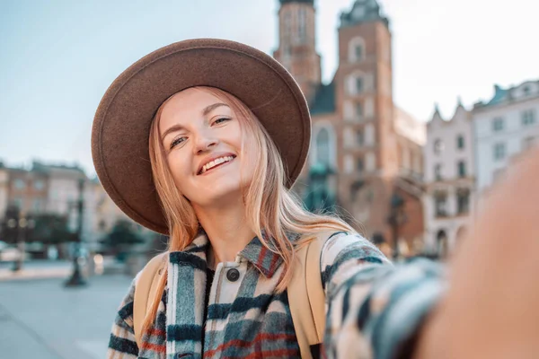 Estudante Selfie Retrato Close Menina Atraente Chapéu Estilo Com Penteado — Fotografia de Stock