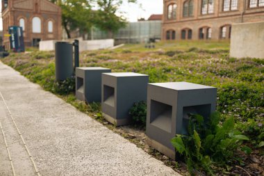 Şehir meydanında modern kübik beton banklar güneşli bir günde, şehir parkında halka açık yerlerde. Yüksek kalite fotoğraf