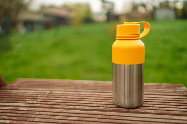 Thermoskan Met Warme Drank Achtergrond Gele Vacuüm Theroms Staat Een — Stockfoto