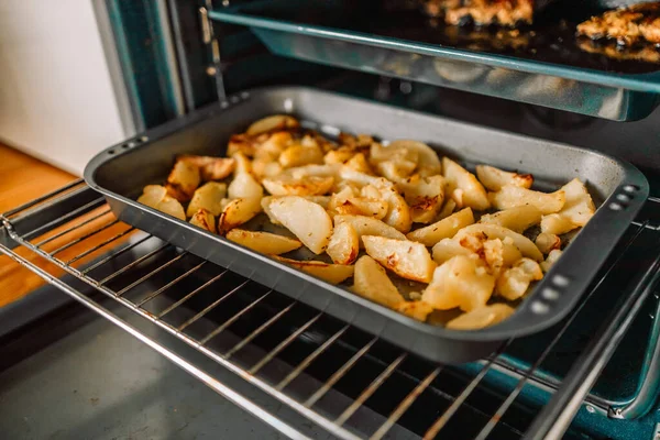 Mulher Tirar Batatas Assadas Quentes Forno Perto Foto Alta Qualidade — Fotografia de Stock