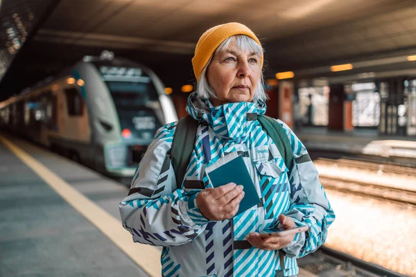 Mujer Mayor Con Mochila Sombrero Amarillo Tiene Pasaporte Biométrico Billete — Foto de Stock