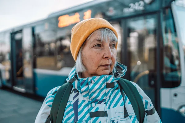 Senior 60S Žena Při Čekání Autobus — Stock fotografie