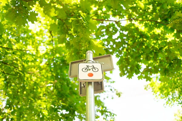 城市公园的自行车道标志 骑自行车的基础设施 让行人警觉骑单车人士的行动 — 图库照片