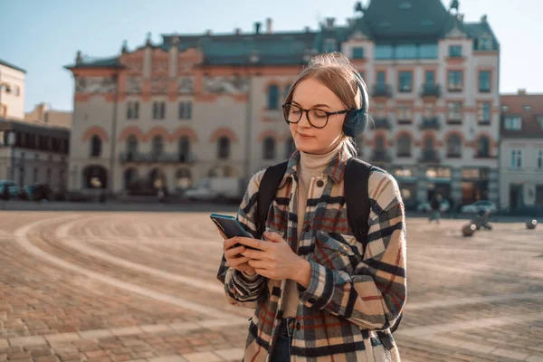 Θετική Νεαρή Κοπέλα Του Έξω Κρατώντας Κινητό Τηλέφωνο Και Ασύρματα — Φωτογραφία Αρχείου