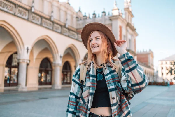 Omuzlarında Sırt Çantasıyla Eski Krakow Şehrini Gezen Yaşlardaki Gezgin Kadının — Stok fotoğraf