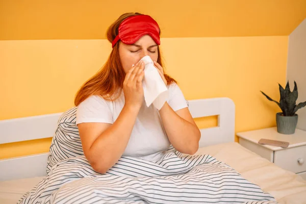 Joven Deprimida Enferma Con Gripe Modelo Embarazada Acostada Cama Sonándose —  Fotos de Stock