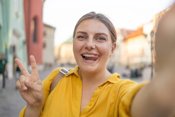 Genç Kız Summer City Caddesinde Telefonla Selfie Çekiyor Krakow Polonya — Stok fotoğraf