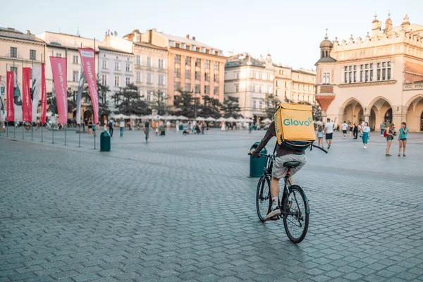 ポーランドのクラクフ 2022年8月25日 ポーランドのクラクフで午前中に路上で身元不明のグロボバイク宅配業者 製品の提供 — ストック写真