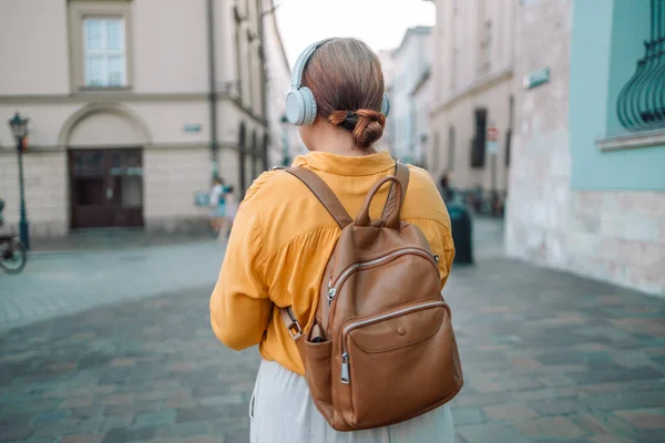 Vue Dos Femme Élégante Vêtements Lumineux Avec Sac Dos Portant — Photo