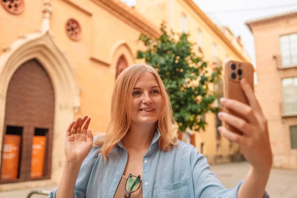 Güzel Kafkasyalı Turist Kız Valencia Spanya Nın Eski Şehrinin Caddesinde — Stok fotoğraf