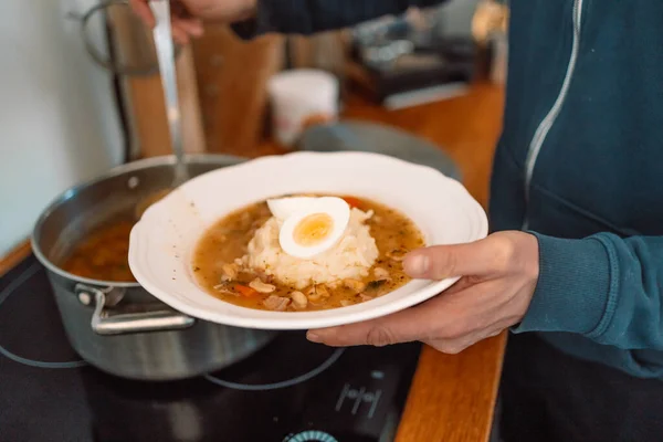 Homem Derramando Sopa Azeda Polonesa Tradicional Zurek Uma Tigela — Fotografia de Stock