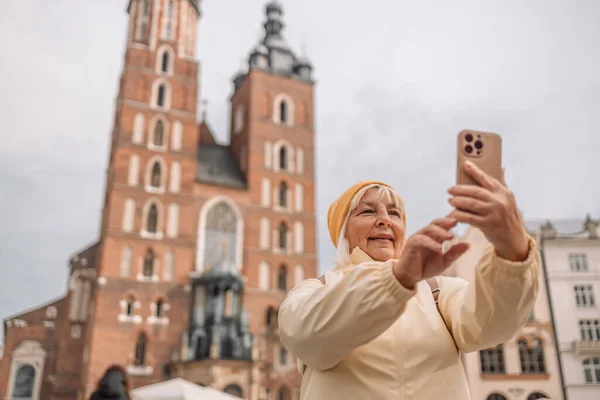 Avrupa Daki Ünlü Marys Bazilikası Nın Önünde Selfie Çekerken Enerjisini — Stok fotoğraf