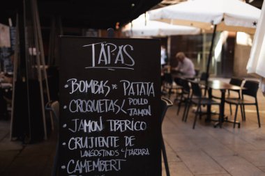 İspanya Barselona 'nın tarihi merkezinde Tapas Bar Kafe. Tebeşir çizimi ve yazıtlı sokak kafesi pankartı